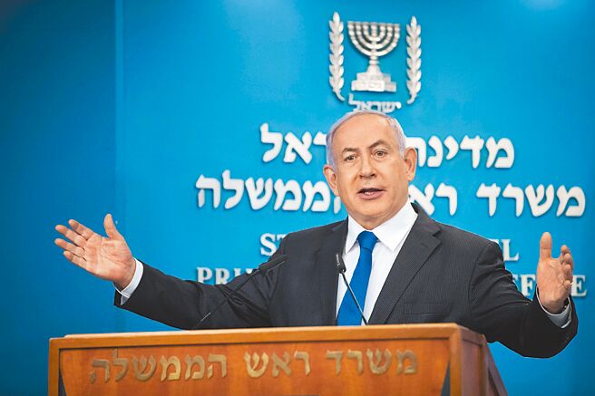以色列总理尼坦雅胡27日晚间宣布，推迟司法改革至4月；以国总工会则在总理谈话不久，宣布取消全国性罢工。图为2020年8月14日    尼坦雅胡在耶路撒冷发表谈话。（新华社）