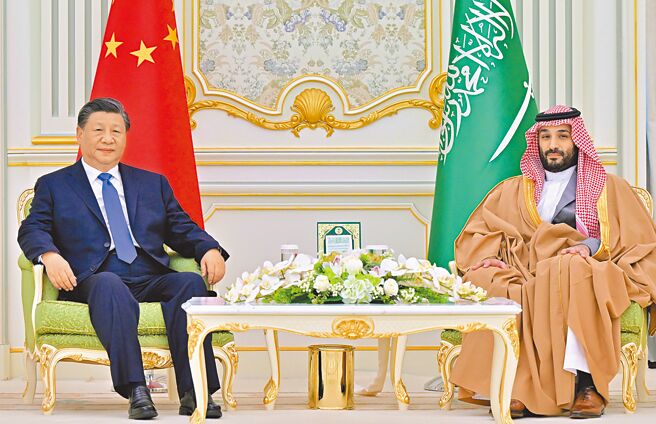 大陆国家主席习近平与沙乌地阿拉伯王储兼首相穆罕默德通话，强调区域和平是国际的大势。图为两人去年在利雅德举行会谈。（新华社）