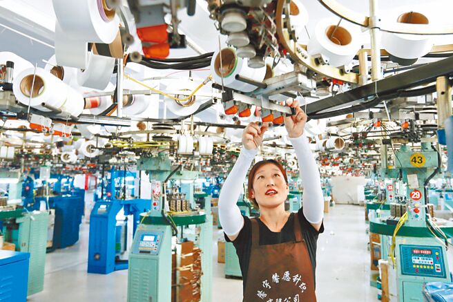 中国发展高层论坛近日于北京举行，美中贸易会长艾伦出席表示，感受到中国政府推动经济发展的强烈讯号。图为安徽淮北一家针织企业工人在织袜厂作业。（新华社）