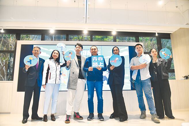 新北市「青职基地」是提供15到40岁青年交流与职涯探索的场域，市长侯友宜（图中）28日到场主持开幕典礼。（王扬杰摄）