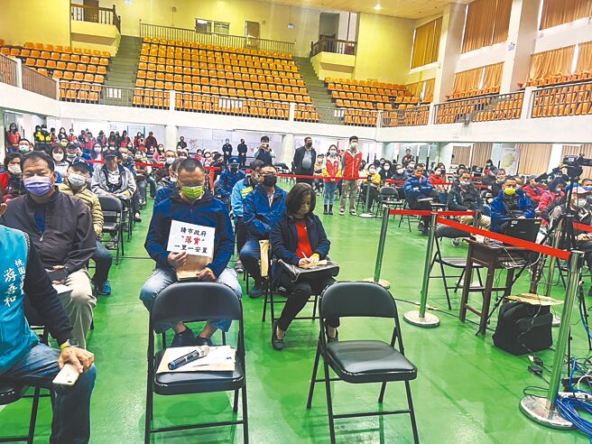 桃園市政府地政局28日舉行航空城附近地區第1期特定區區段徵收案，橫峰里安置街廓第3階段抽籤配地，但里民抱怨，部分街廓被拆到其他里，未實現1里1安置，許多人只能無奈認命接受政策安排。（橫峰里長徐振坤提供／蔡明亘桃園傳真）