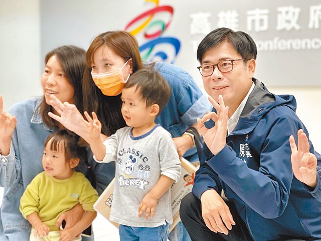 抢救高雄生育率，高雄市长陈其迈（右）28日宣布，推动生育津贴333，也就是生3胎各补助3万元，适用于4月1日出生的新生儿。（柯宗纬摄）