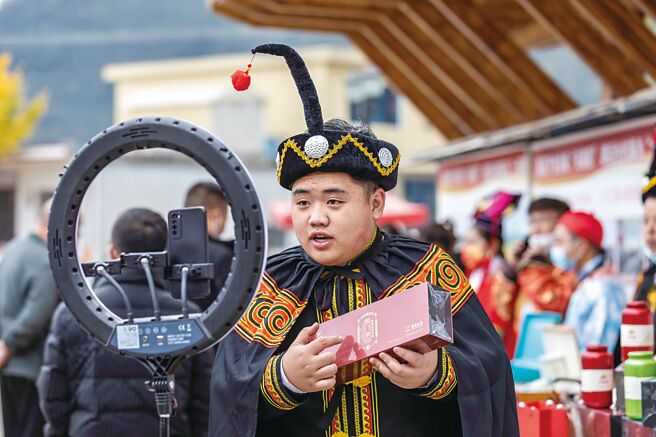 大陆央视日前踢爆网上直播卖货乱象，指有人使用水军方式衝高人气、哄抬气氛。图为贵州一网路主播在卖货，非当事人。（新华社）