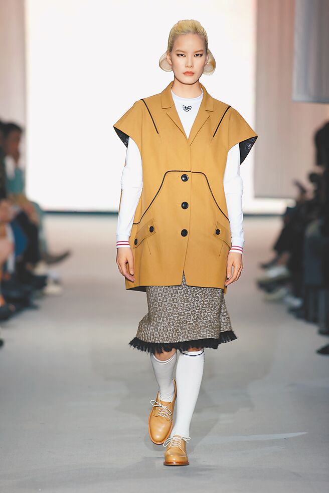 CHARINYEH以当时仕绅常见的服装元素，加入现代美学形塑復古摩登的服装轮廓。（臺北时装周提供）