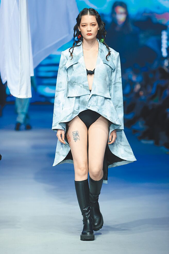 INF西装下襬的波浪设计呈现海洋意象。（臺北时装周提供）