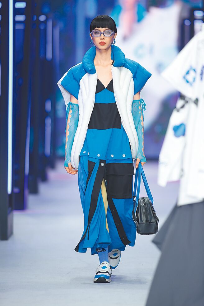 PCES服装轮廓多变、顏色缤纷大胆，其中这件羽绒背心秀后询问度很高。（臺北时装周提供）