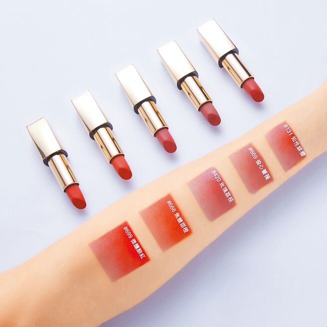 「绝美奢润精萃唇膏-丝雾」的试色图，可以看出深具质感的色选相当诱人。（雅诗兰黛提供）