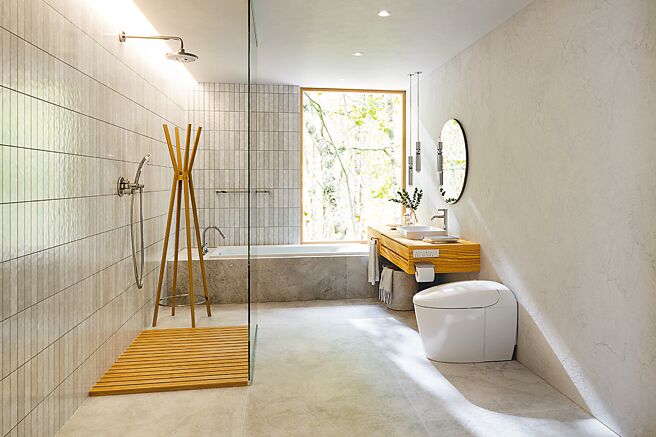 TOTO的NEOREST RS一体形除菌全自动马桶，圆弧流线外型最受喜爱，13万7000元。（TOTO提供）