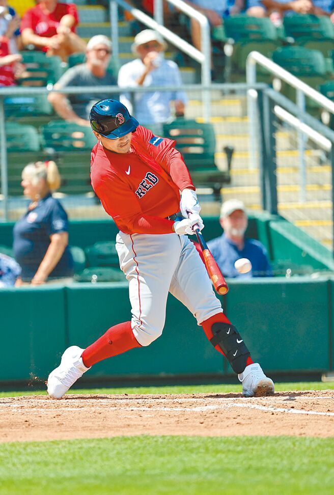 张育成对勇士6局上敲出红袜团队首安。（路透）