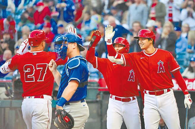 在经典赛冠军战对决的卓奥特（左）与大谷翔平（右），回到天使队一同于春训出赛。（美联社）