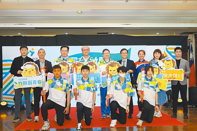 112年全国中等学校运动会全国记者会，教育部常务次长林腾蛟（后排左4）、教育部体育署署长郑世忠（后排左3）及为新竹县县长杨文科（后排右5）号召选手发挥实力，缔造佳绩。（体育署提供）