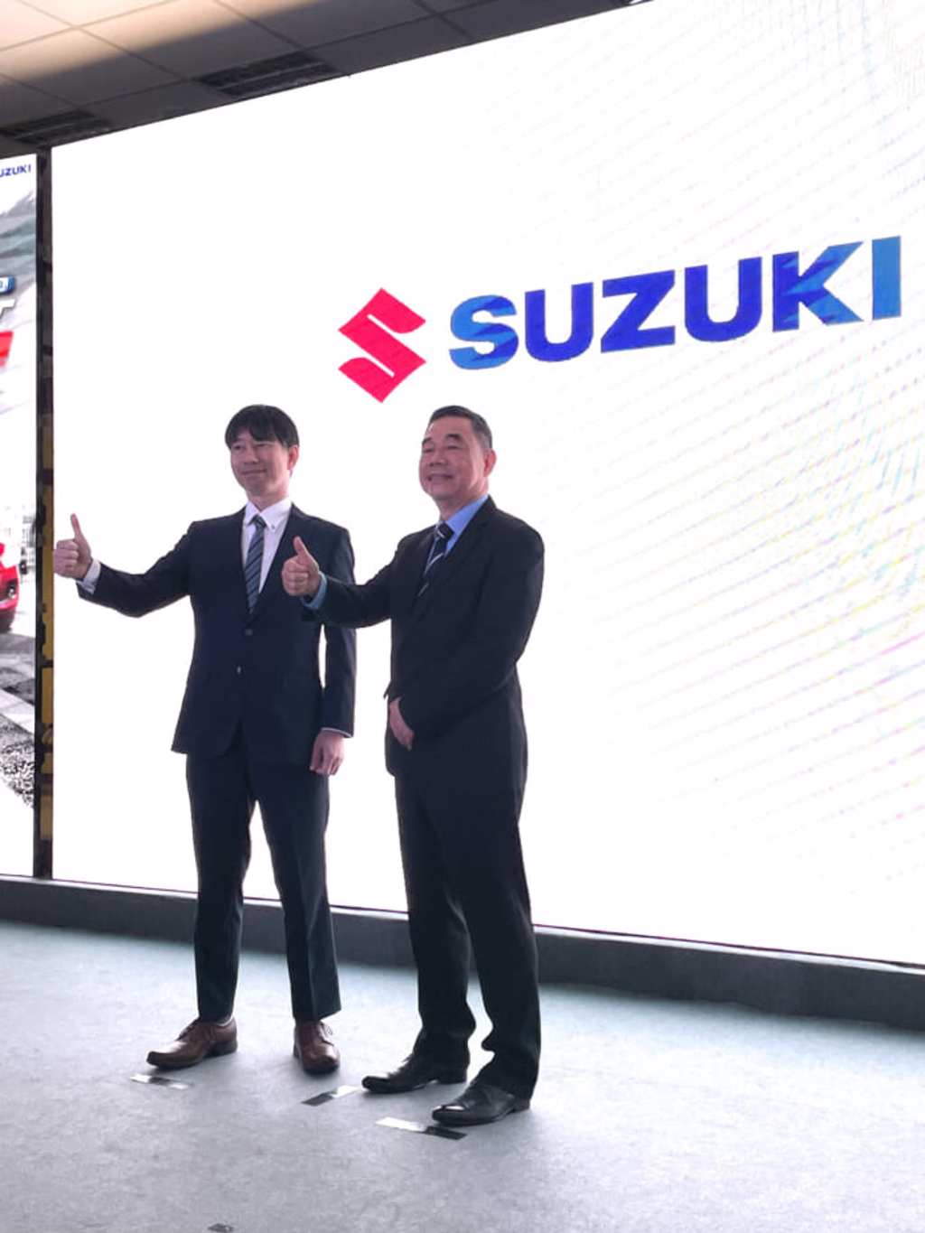TAIWAN SUZUKI董事長長谷川靖（左）與新北都鈴木汽車董事長黃朝池合影。（陳大任攝）