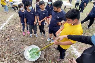 台東溫泉國小食農體驗 師生動手做「搖搖飯」