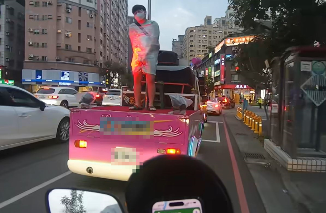 有位寿星遭到友人用「恶整」方式庆生，用保鲜膜綑在钢管上，并且在台中市公益路上「游街庆生」，遇到尖峰下班潮寿星露出哀怨眼神。（翻摄自脸书爆料公社）