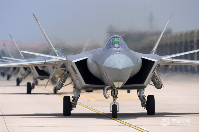 中国歼-20隐形战机加速量产，英国研究机构认为今年内它的数量就会超越美国F-22。（图／中国军网）
