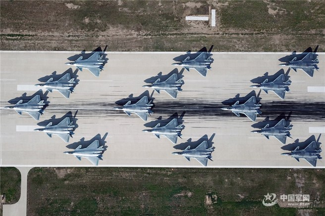 西方军事专家一开始并不认为歼-20能对美军构成威胁，其中一个因素就是歼-20产量始终维持在较低的水平。（图／中国军网）