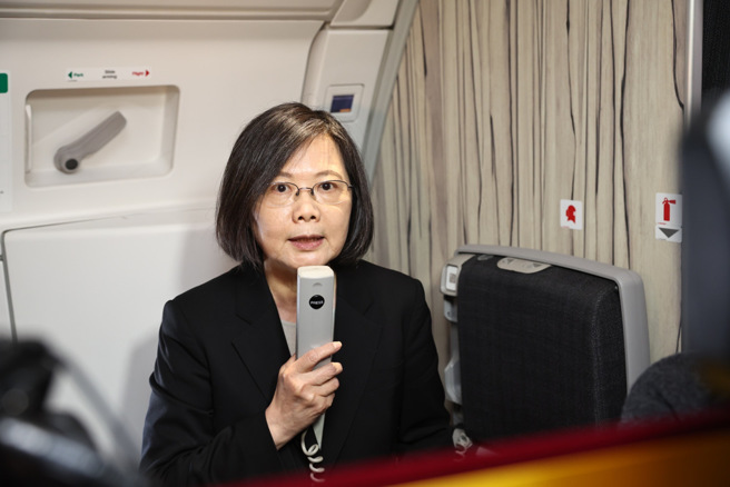 蔡英文总统出访中美洲友邦，并在机上发表谈话。(台北市摄影记者联谊会提供)