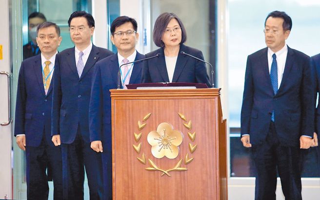 蔡英文总统29日启程展开「民主伙伴共荣之旅」，在总统府秘书长林佳龙（后排左三）、国安会秘书长顾立雄（后排右）、外交部长吴钊燮（后排左二）陪同下，在桃园机场发表行前谈话。顾立雄此次未随行，而是坐镇台湾因应突发状况。（范扬光摄）

