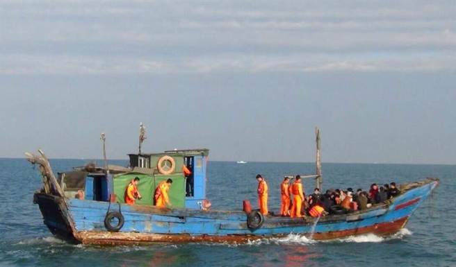 浮尸潮元凶现身? 一艘大陆无人木壳船曾在3月初现踪西海岸遭海巡查获，图为海巡查缉越南偷渡客时使用的木壳船资料照。(中时资料库)
