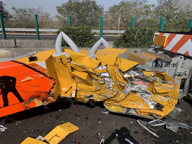 行駛國道依賴車輛駕駛輔助系統，造成追撞頻傳，警方呼籲行車應隨時注意車前動態。(警方提供)