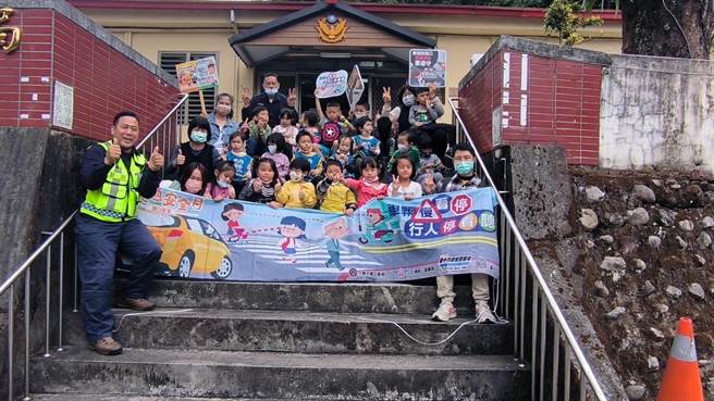 幼儿园学童开心参访派出所。（警方提供／陈淑娥台中传真）