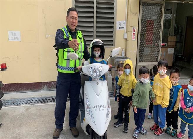 幼儿园学童开心参访派出所。（警方提供／陈淑娥台中传真）