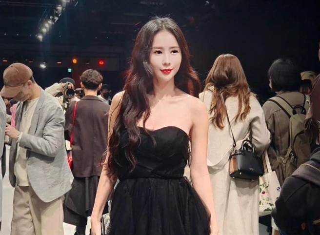 甄馨一身平口抓皱不规则短黑纱裙，展现出完美的肩胛骨线条和丰乳轮廓，性感又神秘。（陈孝志提供）