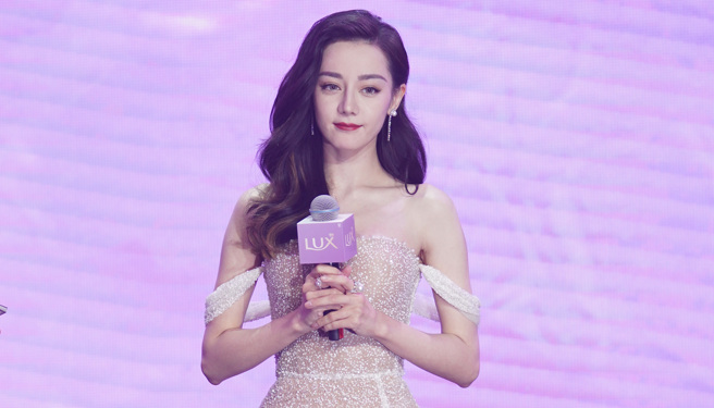 有名摄影师晒出迪丽热巴15岁青涩街拍照。(图/达志影像)