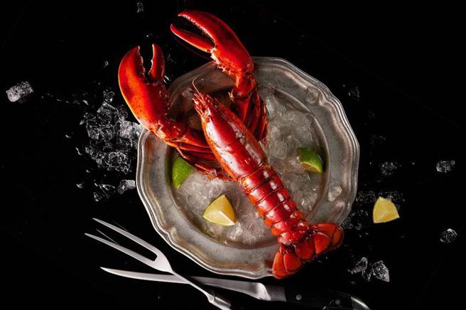 消费两客套餐并出示手机号码尾码符合9.4.1.7任一码，夏慕尼款待波士顿龙虾。（图／王品集团提供）