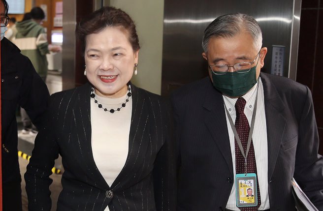 经济部长王美花(左)30日赴立法院备询。（姚志平摄）