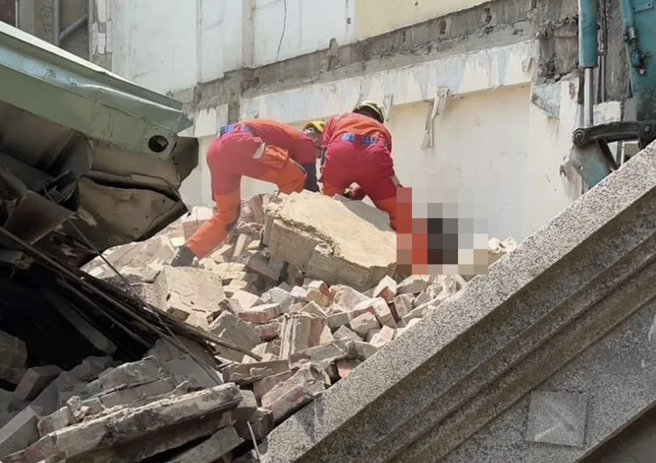 台湾大道2楼房屋倒塌3人受困，钢筋水泥散落惊悚画面曝。(翻摄照片)