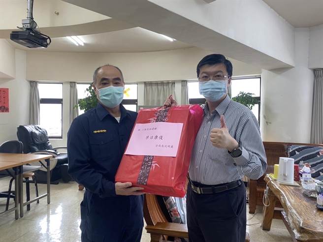 北投分局长沈明义（右）慰问林建钟。（北投警分局提供）