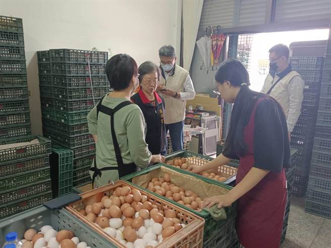 法务部花莲调查站调查官、县府消保官危正美查访蛋商，了解市场蛋价。（花莲县府提供／王志伟花莲传真）
