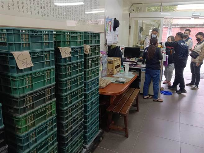 法务部花莲调查站调查官、县府消保官危正美查访蛋商，了解市场蛋价。（花莲县府提供／王志伟花莲传真）