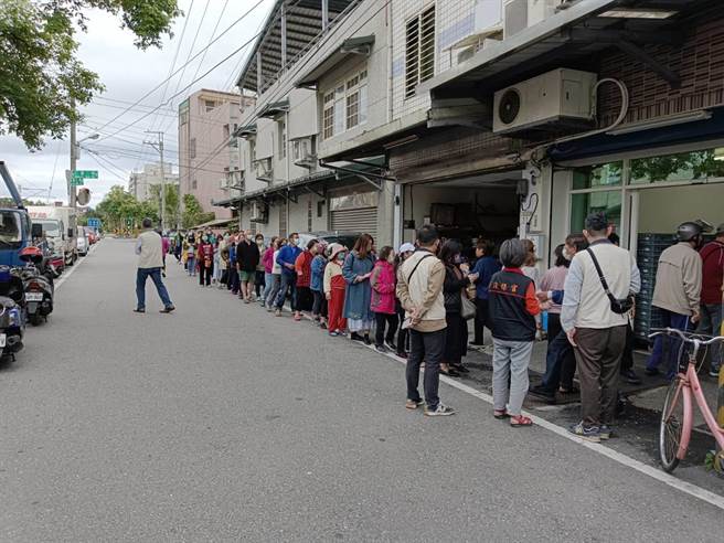 花莲民眾排队等候买蛋场景。（花莲县府提供／王志伟花莲传真）