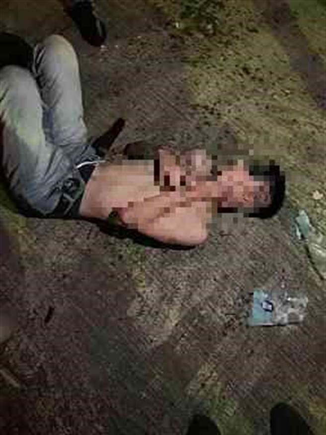 何男上半身全裸，整个人蜷缩在地上，几近虚脱、痛苦不堪。（警方提供）