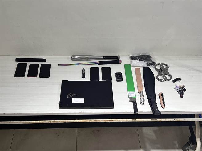 警方查扣联繫用手机、开山刀、铝棒、瓦斯枪及行车纪录器等证物。（警方提供）