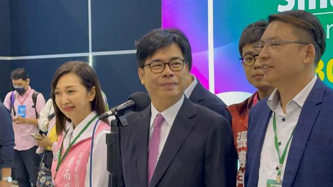 高捷站长高歌纾解旅客，高雄市长陈其迈今（30）日笑说，「真的很可恶！唱歌比市长还好听」。（柯宗纬摄）