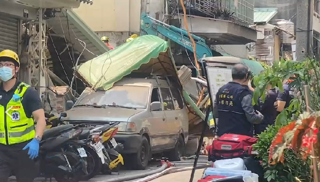 台中房屋倒塌3人遭活埋，1人救出无生命迹象。(翻摄照片)