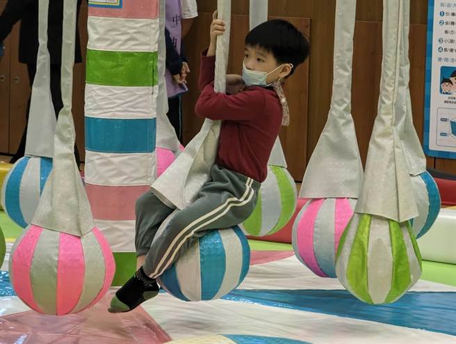 基隆市政府开辟首座室内儿童乐园，让基隆市的儿童在下雨天也能有地方「放电」。（张志康摄）