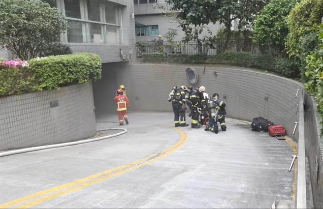 北市行愛路一棟大樓，地下室傳出火警，所幸無人受傷。（翻攝照片／林郁平台北傳真）