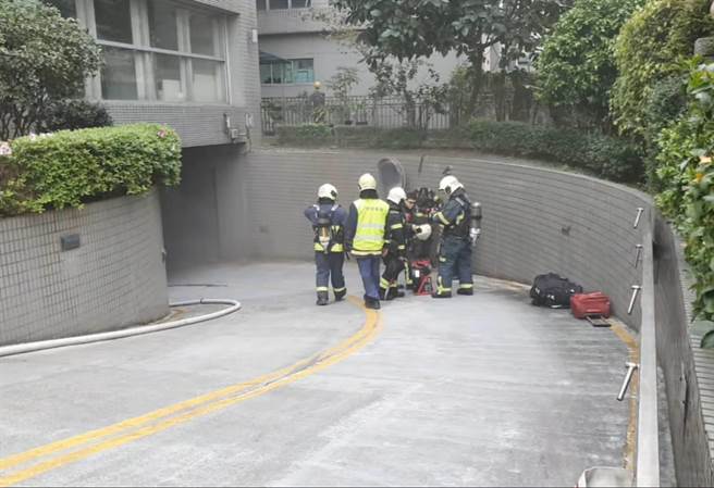 北市行愛路一棟大樓，地下室傳出火警，所幸無人受傷。（翻攝照片／林郁平台北傳真）