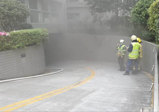 北市行愛路一棟大樓，地下室傳出火警，所幸無人受傷。（翻攝照片／林郁平台北傳真）