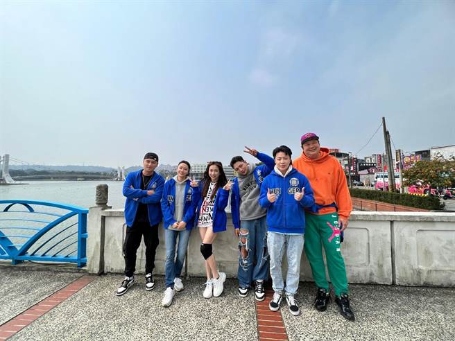 郑人硕（左起）、江祖平、Una、许明杰、比利、哈孝远在《饥饿游戏》玩游戏闯关。（中视提供）