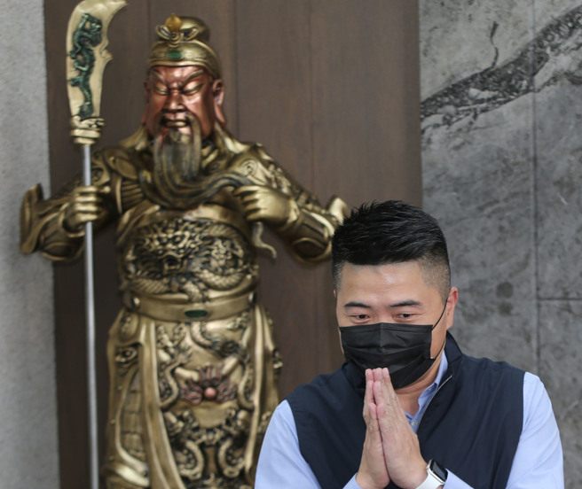 国民党前立委顏宽恒（中）涉台中市沙鹿区豪宅违建案，检方复讯后以1000万元交保。（资料照片/黄国峰摄）