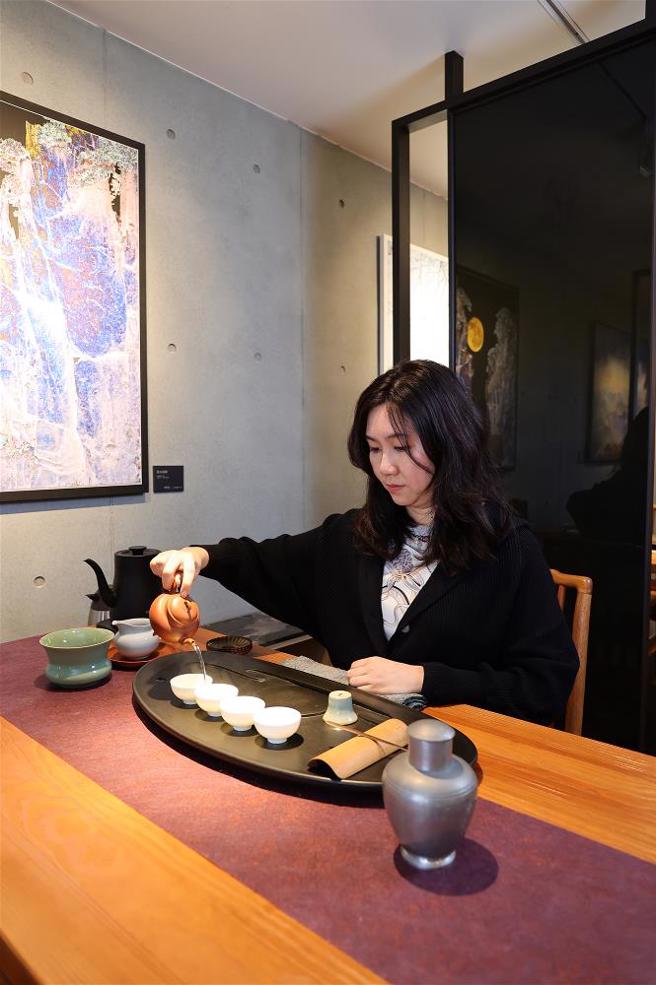 自小品茶的春水兴业集团协理刘彦伶认为，手摇饮将很多创新概念加到一杯茶里，显示了台湾人的弹性与综合力，正是台湾软实力的象徵。（图／台湾光华提供）