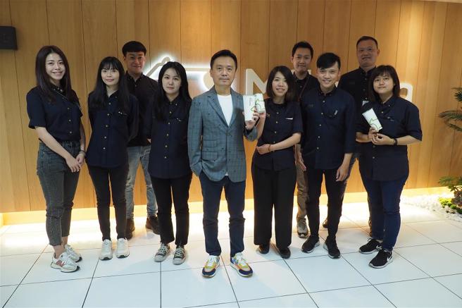 迷客夏总经理黄士玮（左5）领着团队，怀抱着做给孩子喝的心情，调制令人安心又好喝的饮品。（图／台湾光华提供）