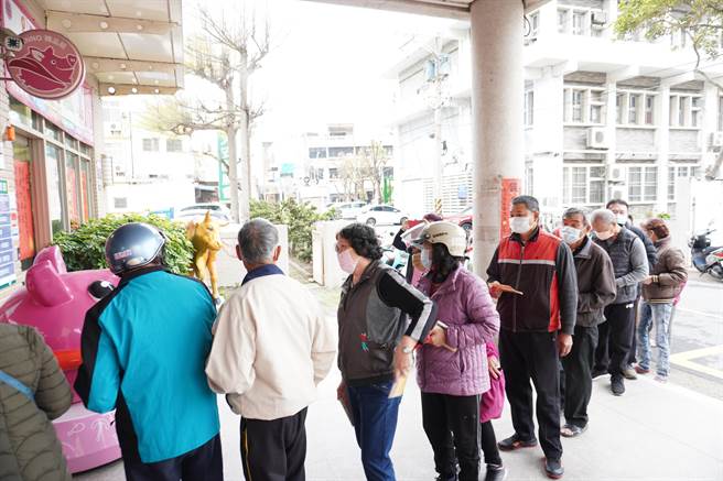 大安区农会为力挺台湾菜农，今天假农会本部、海墘及松雅分部，举办高丽菜分送活动，民眾排队等候领取。（大安区农会提供）