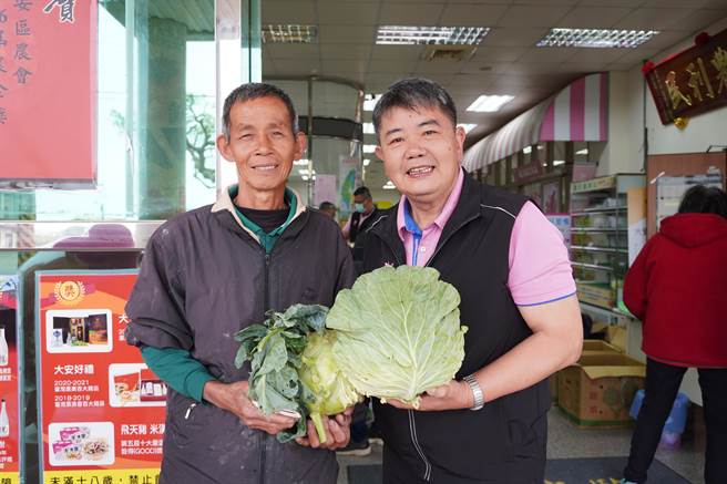 民眾只需携带大安农会存折至现场，就可获得一颗高丽菜，共有500颗高丽菜供民眾取用。（大安区农会提供）