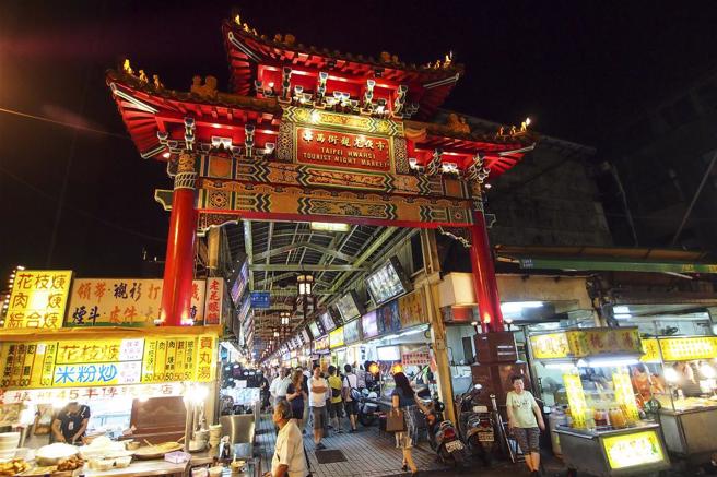 華西街夜市，外國人最喜愛的觀光夜市之一，內有山產、海鮮。（圖／台灣光華提供）